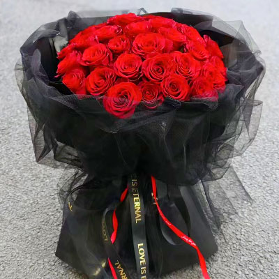 本溪33朵红玫瑰黑色包装，此花表真心